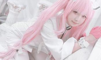 想免费看Asagiriai穿英仙座护士服的写真？快来，心动不如行动！
