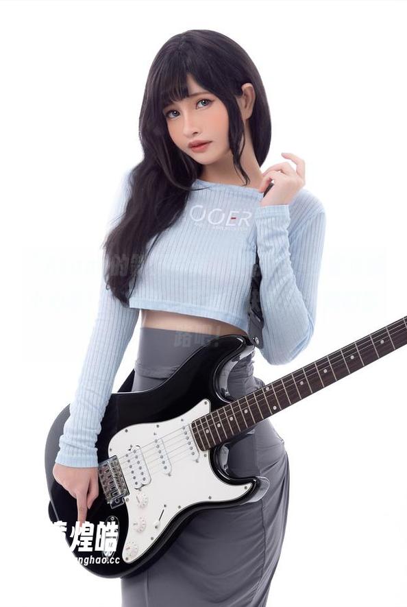 Azami “Azami的制服写真,让你在办公室也能小心机!”图包、写真,快来学学她的套路吧!