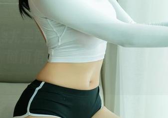 UGirls尤果网 - 来看看绮里嘉的女孩套图分享，时而俏皮，时而清新，让人瞬间惊艳