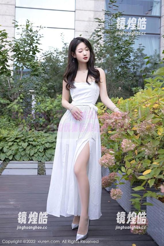 Xiuren秀人网-加朵babe Xiuren秀人网 - 看加朵babe的旗袍写真,简直是把我的优雅标准拉高了好几个层次
