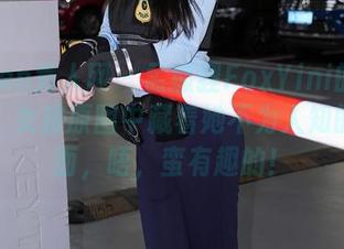 Xiuren秀人网 - 孟狐狸FoxYini的私房惊喜：女孩原图中藏着她不为人知的另一面，唔，蛮有趣的！