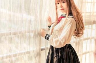 Yoko宅夏私房照大赏：白色丝质连衣裙让这个夏天也变得有点小清新。