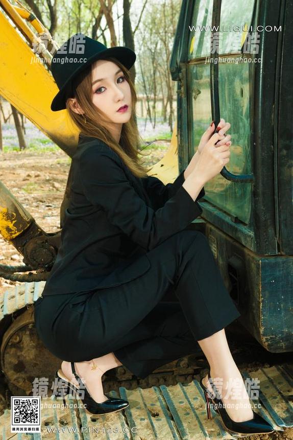 丽柜 - 桃子穿水手服的那一瞬间：原图下载，仿佛海风都来了！