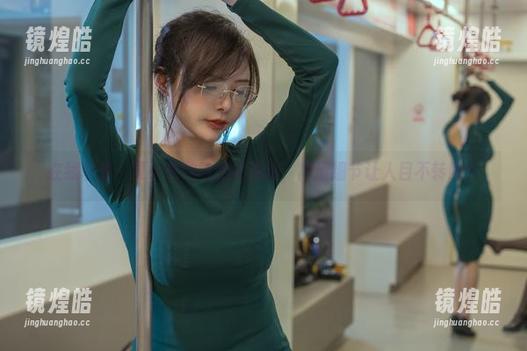 夏小秋秋秋 在线享受:夏小秋秋秋的裤里丝,高清细节让人目不转睛!