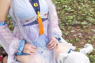 头条女神 - 松果儿的私拍校服：图包中藏着一些轻盈的俏皮，快来探险！