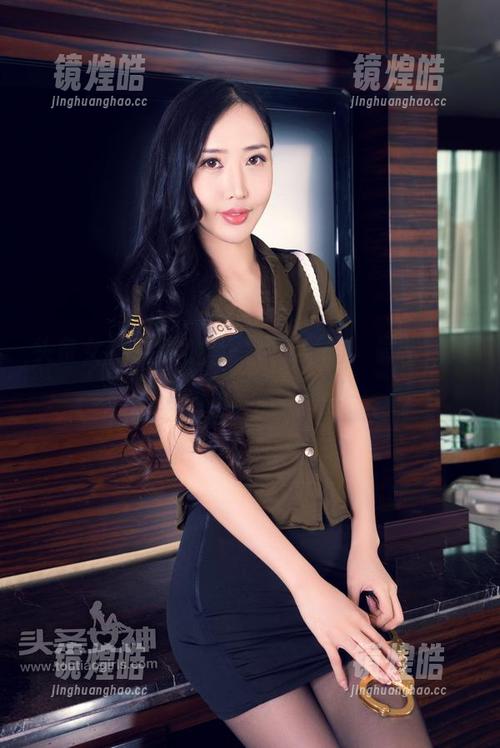 头条女神 - 陈怡曼的吊带原图，最新版竟然透着一丝神秘感！
