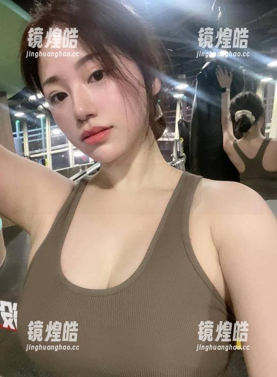 微密圈 - 奶宝妹纸的奇妙后背：一场关于期盼的私拍冒险！