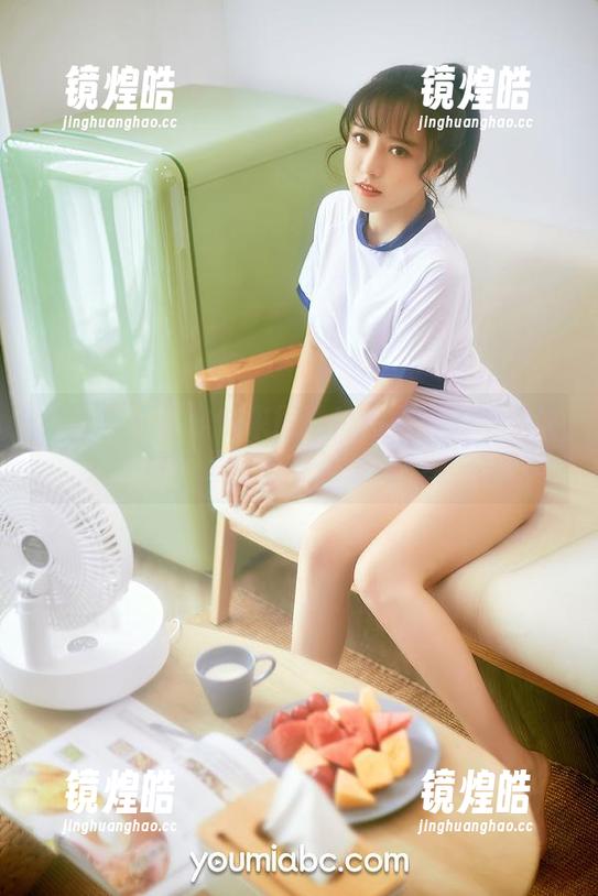 尤蜜荟 - 图集快来围观！黄依婷的套装让人怀疑她是不是穿越了时尚宇宙！