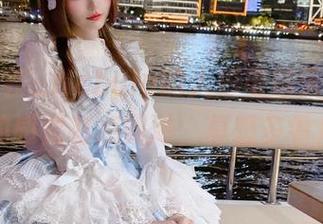看着彩芸_Nebula的人形电脑天使心，原图的感觉有点飘渺，真想多看几眼！
