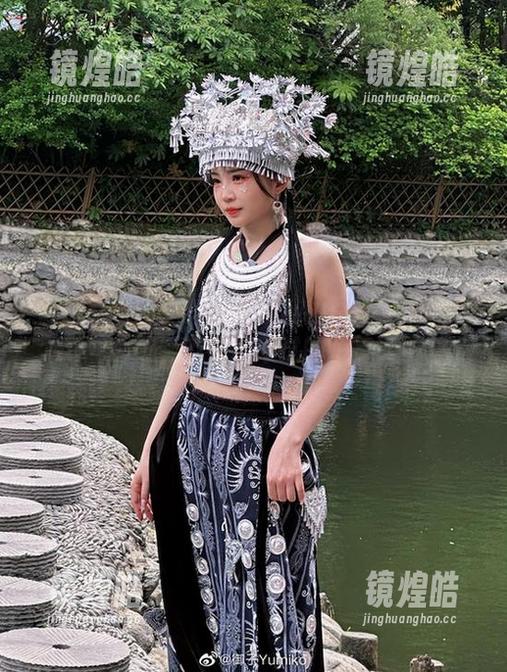 御子Yumiko 高跟鞋与御子Yumiko私拍:接受这份诱惑,就像拗不过的眼睛