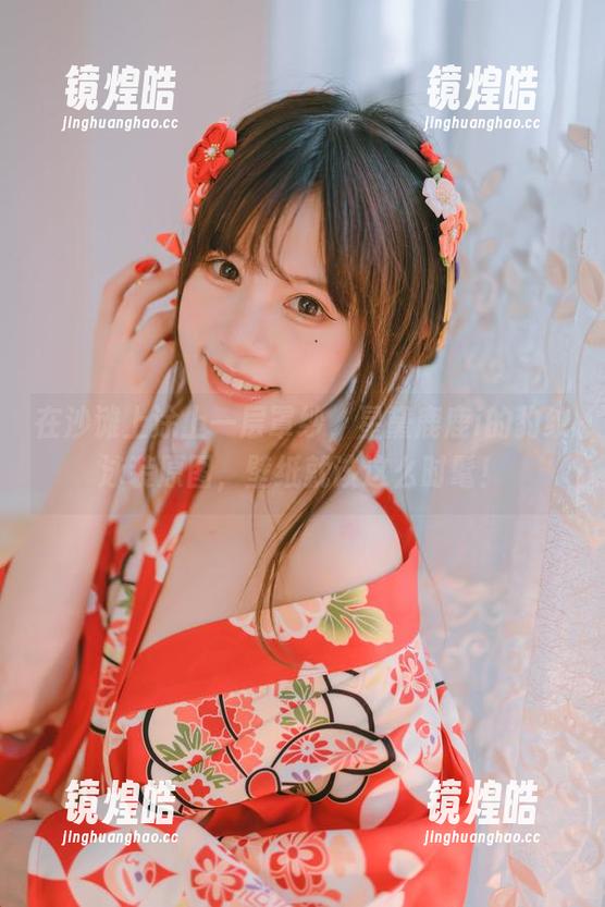 在沙滩上涂上一层罩纱，星黛鹿鹿i的豹纹泳装原图，壁纸就该这么时髦！