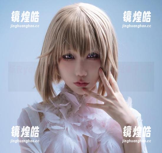 杨衣yangyi 杨衣yangyi的红裙:定制之后,是谁平添了这股神秘的吸引力?