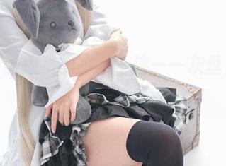 森萝财团教室的高清奇迹——灰丝美脚，简直让人心动