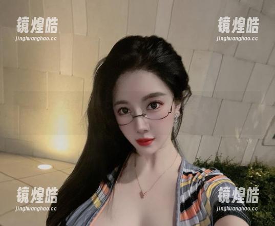 微密圈 - 为何猪小七的吊带黑胸罩写真总能引发热议？