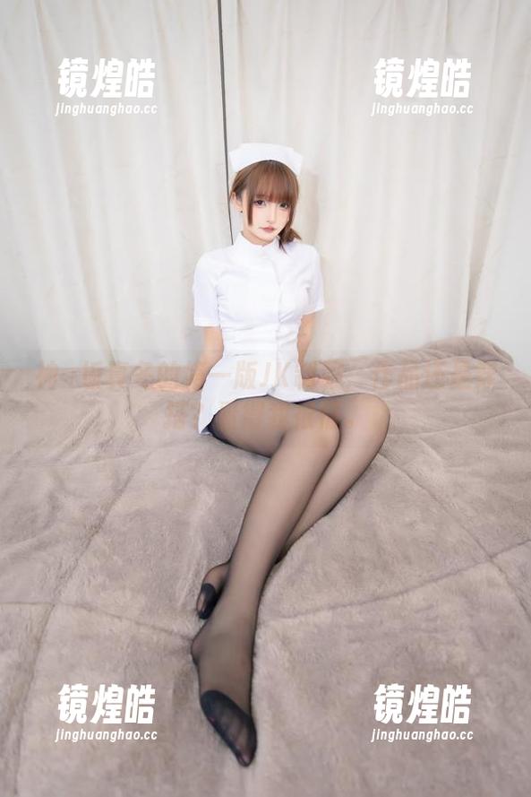 神楽坂真冬的第一版JK制服：作品还是穿搭？看得我很懵。