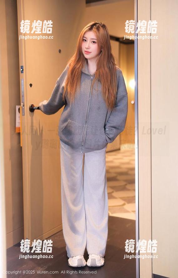 秀人网 - 一张图就能让你变信徒？Lovely璐璐的修女图片合集来啦！
