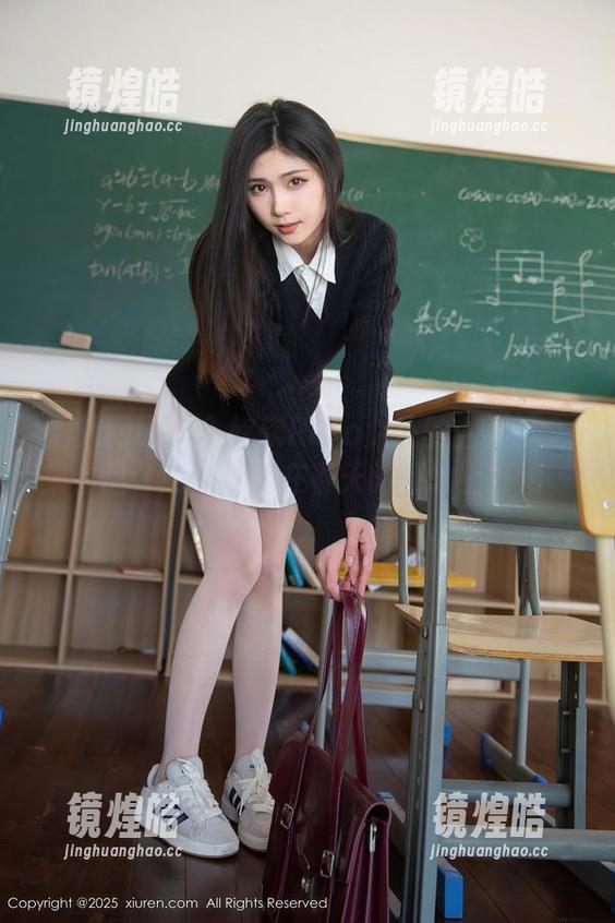 秀人网 - 走入软软Roro女仆的世界：全集作品，感觉就像在春天的草地上打滚。