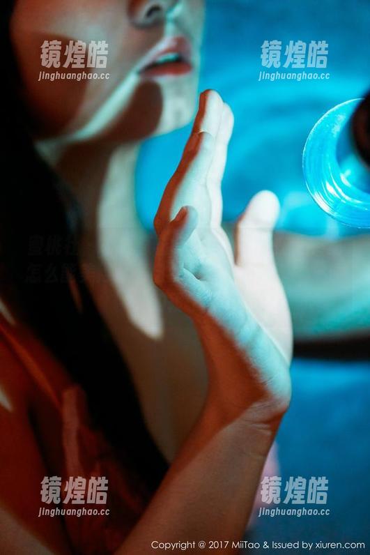 蜜桃社 - 在线直击！琳琳ailin在毛衣里怎么能美得这么自然？真的是那个‘温暖’的段子手！