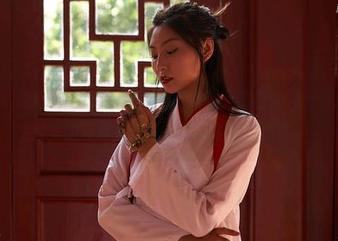 蜜桃社 - “看！韩贝贝的网袜，感觉每天都在迎接新挑战！”图片里的态度，让我也想跟着变得勇敢。