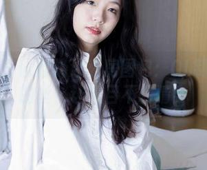 袜啵啵 - 偷瞄奶油私房图包：OL制服裤里的丝，让人目不转睛！