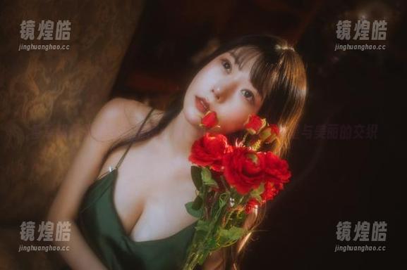 香草喵露露与小露乱撞：黑旗袍全集下载，欲望与美丽的交织