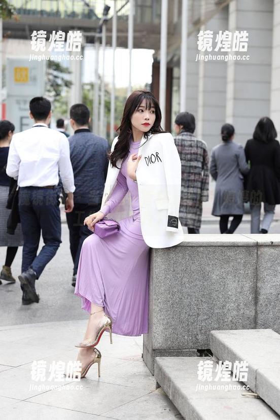 魔镜街拍-婷婷 魔镜街拍 - 当销售主管穿上粉裙:婷婷的工作生活图片大公开!