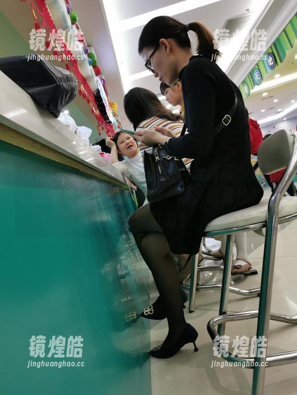 魔镜街拍 魔镜街拍原图曝光!街头肉丝高跟小姐姐,感觉就像偶然的邂逅,唔,这是什么神秘的吸引力?