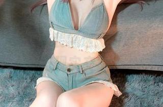 鹿八岁baby泳装精选：游泳池畔的幻想与现实交错。